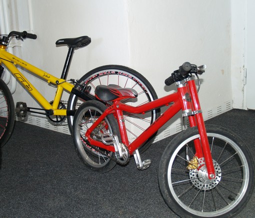 Je to super mít tátu konstruktéra, jezdíte si pak na duralovém dětském rámu s CNC obráběnými klikami a když povyrostete, máte duralové BMX, rovněž s logem RB.