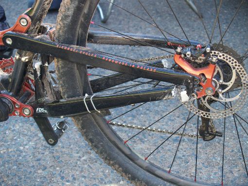 Americké vrtulníky Sikorsky od ruského konstruktéra vydržely víc než polské karbonové rámy od Sikorski Cycles vyráběné ze směsi karbonových a kevlarových vláken. Tenhle odlehčený prototyp praskl hned na třech místech.