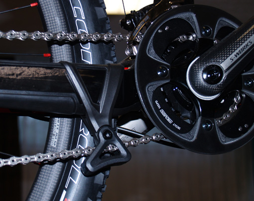 Vodítko Specialized Dangler je jednoduchým řešením z pružného plastu, které jednak drží řetěz výš, jednak zamezuje jeho výraznějším bočním pohybům. S dvojpřevodníkem ovšem funguje naprosto hladce. voditka_specialized